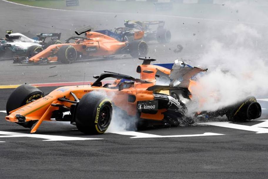 I resti della monoposto di Alonso, la vettura che ha avuto la peggio nella carambola causata dal tamponamento che lo spagnolo ha subito da Hulkenberg. Afp